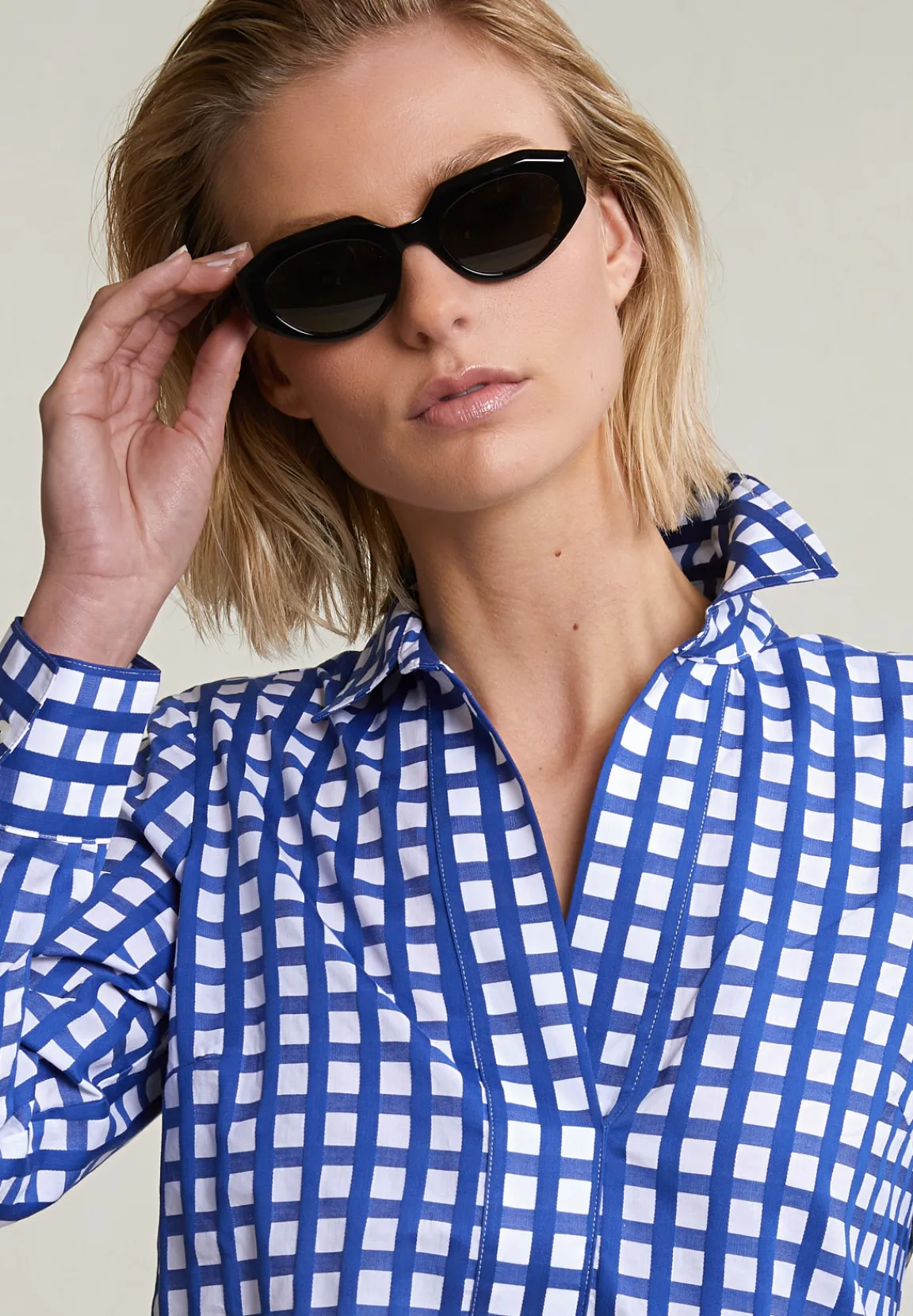 Online River Woods Blauw/wit geruite V-hals blouse -