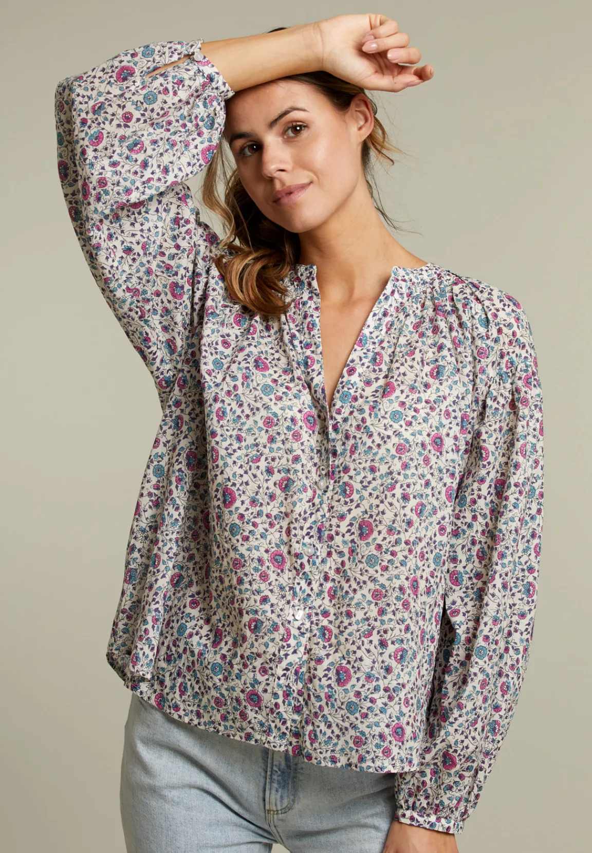 Hot River Woods Blouse met V-hals in bloemenprint -