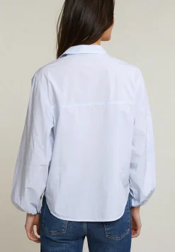 Fashion River Woods Lichtblauwe blouse opgestikte zakken -