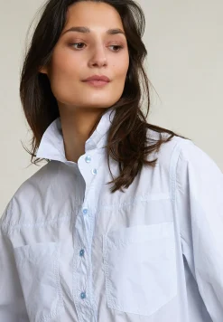 Fashion River Woods Lichtblauwe blouse opgestikte zakken -