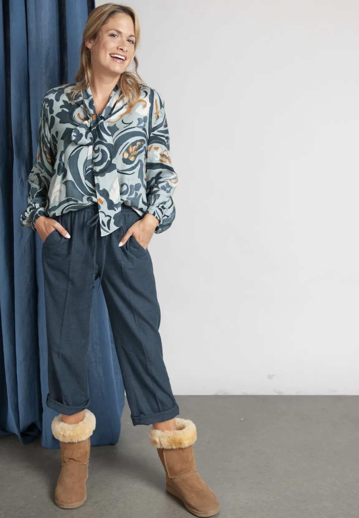 New River Woods Slipoverblouse met verwijderbare sjaal in blauw -